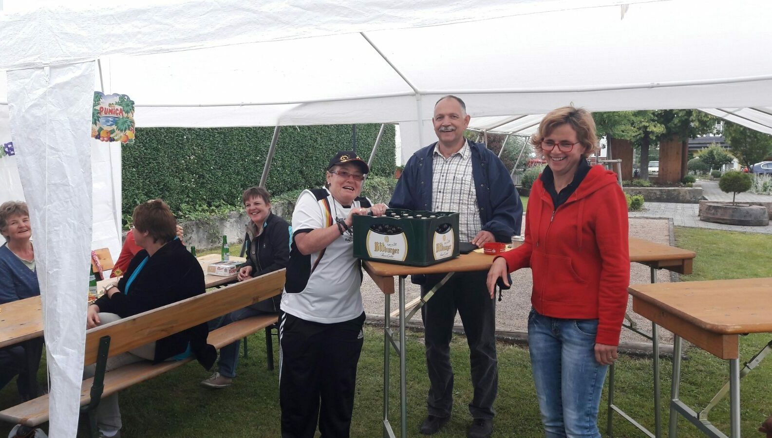 Die Gewinnerein Marion Weiskircher (links) zusammen mit Bernd Eifler und Anja Schulz (rechts). Foto: Tom Sessa